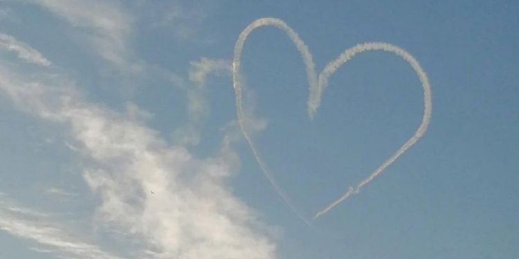 2 июня небо. Сердечко в небе. Салют сердце в небе. Миллионы сердечек в небе. Самолет рисует сердце в небе.