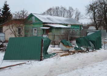 В рязанских Сараях водитель на легковушке снес металлический забор у жилого дома В рязанских Сараях водитель на легковушке снес металлический забор у жилого дома