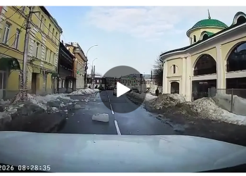 Ледяная глыба сошла с крыш на Краснорядской