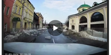 Ледяная глыба сошла с крыш на Краснорядской