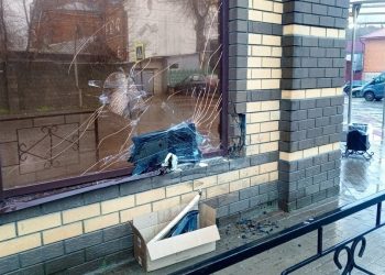 В рязанском Кадоме неизвестный на автомобиле врезался в здание торгового центра В рязанском Кадоме неизвестный на автомобиле врезался в здание торгового центра