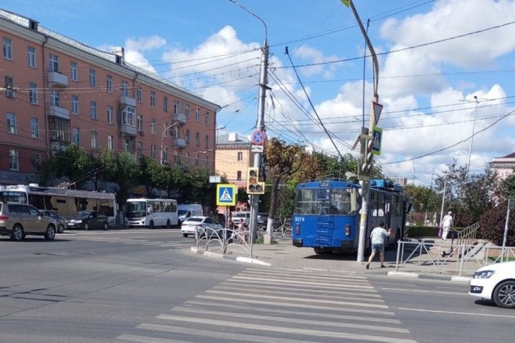 Около гостиницы в Рязани троллейбус сбил светофор и выехал на тротуар