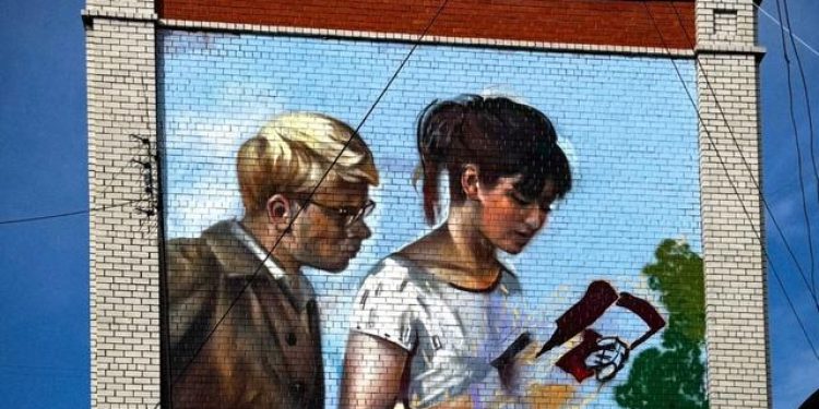 На фасаде РГУ имени Есенина появился мурал с Шуриком и Лидой