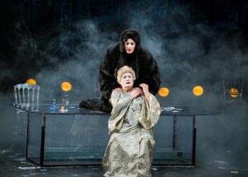 Рязанцев шокировал спектакль из Бишкека "Пиковая дама" Рязанцев шокировал спектакль из Бишкека «Пиковая дама»