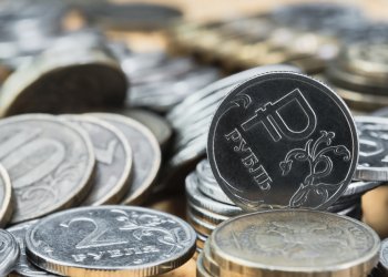 Госдума приняла закон о повышении МРОТ на 20%