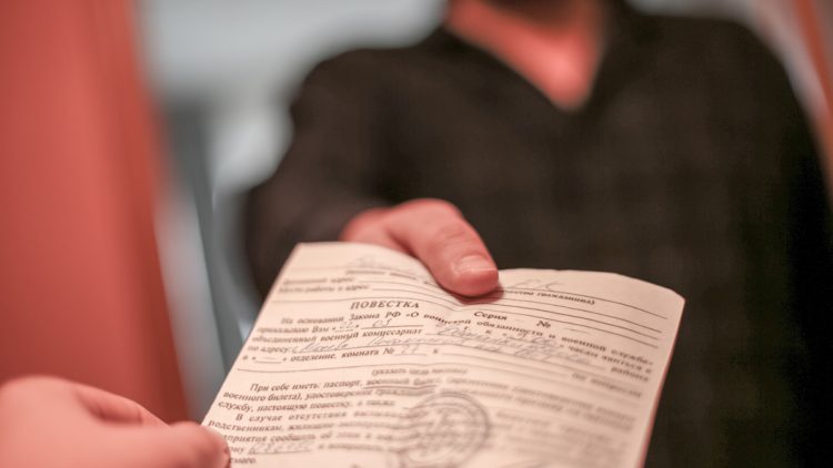 После рейда на рязанской 5-й оптовой базе мужчине вручили повестку