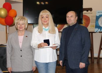 Лидер рязанских коммунистов Сидоров вручил награду от Рязанской облдумы библиотекарю Ворониной