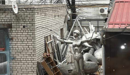 Снятые с бывшего ДК Птицеводов скульптуры установят в сквере рядом с Рязанским ДК Снятые с бывшего ДК Птицеводов скульптуры установят в сквере рядом с Рязанским ДК