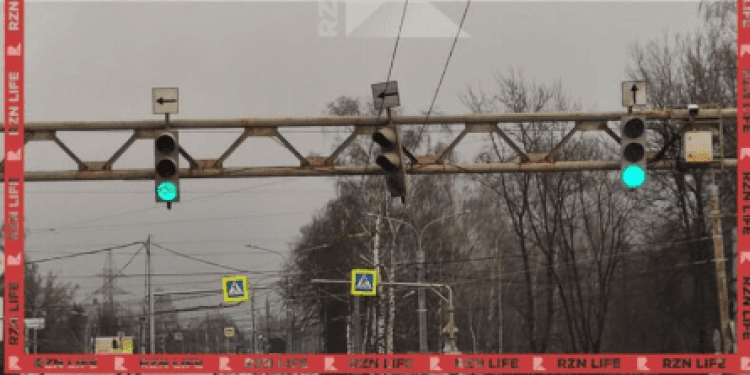 Оторвавшийся на рязанском Приокском мосту светофор висит уже целую неделю Оторвавшийся на рязанском Приокском мосту светофор висит уже целую неделю