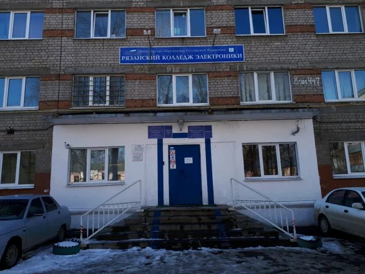 Рязанка сообщила о подозрительном мужчине, который беседует со студентками около колледжа электроники