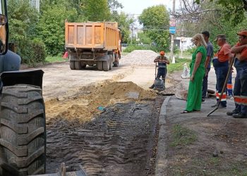 Депутат Рязанской гордумы Ворнакова проконтролировала ход ремонта дороги на улице Лизы Чайкиной