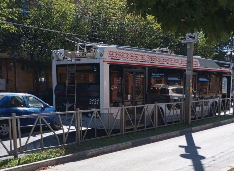 На улице Гагарина троллейбус угодил в ДТП