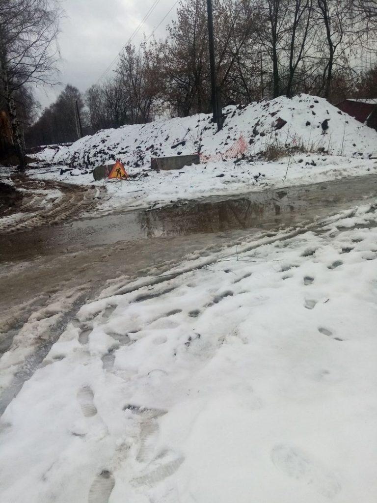 Рязанка пожаловалась на затопленную пешеходную дорожку на улице Станкозаводской