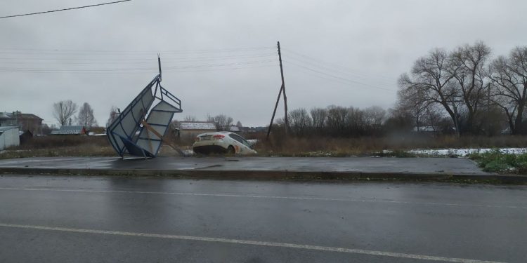 В Рыбновском районе водитель на каршеринге снес остановочный павильон