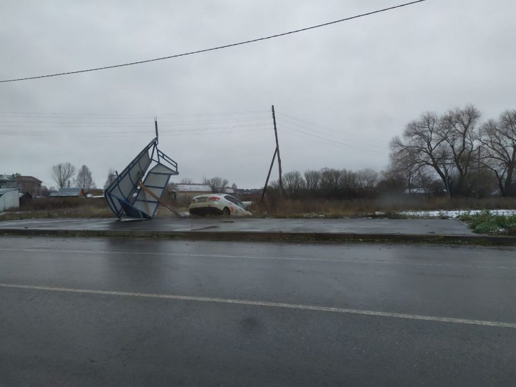 В Рыбновском районе водитель на каршеринге снес остановочный павильон