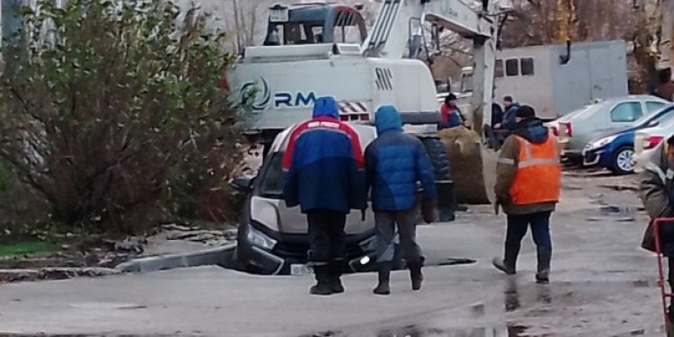 На улице Новой автомобиль провалился под асфальт