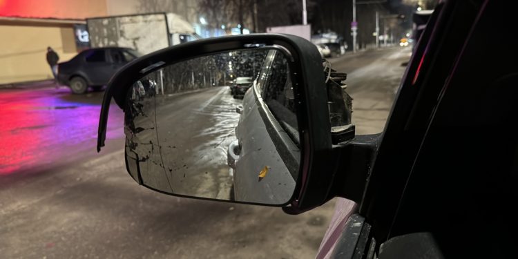 На улице Великанова неизвестные повредили автомобиль и скрылись с места происшествия На улице Великанова неизвестные повредили автомобиль и скрылись с места происшествия