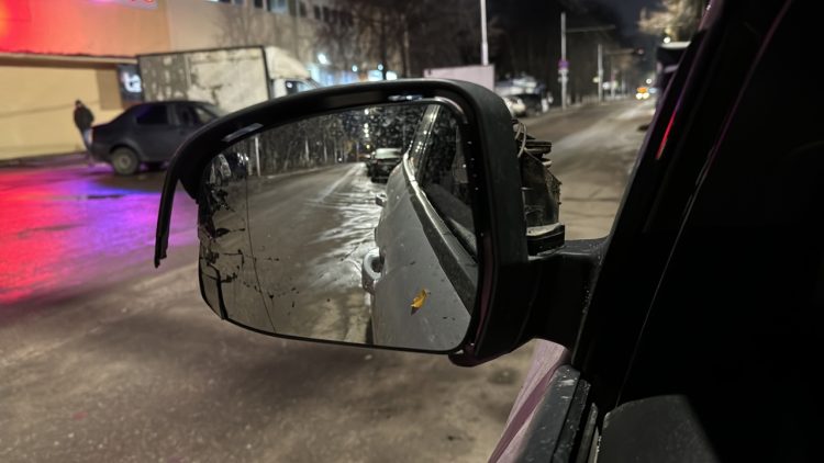 На улице Великанова неизвестные повредили автомобиль и скрылись с места происшествия