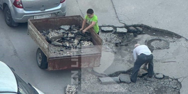 В Рязани запечатлели, как местные жители самостоятельно заделывают ямы на дороге