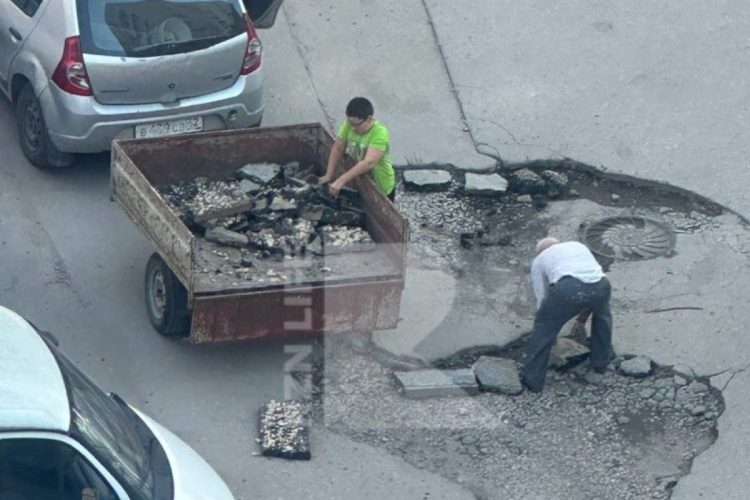 В Рязани запечатлели, как местные жители самостоятельно заделывают ямы на дороге