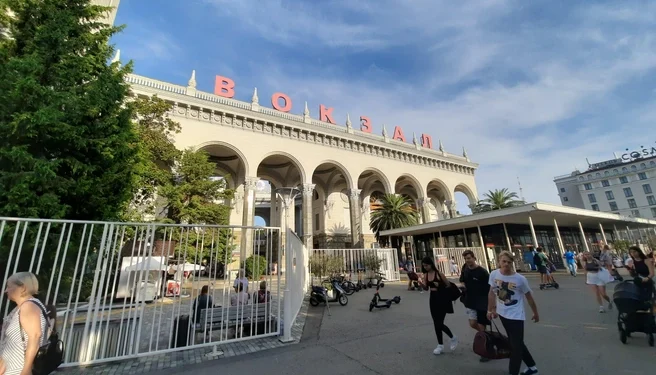 Задержки рейсов и дефицит билетов усложняют поездки в Сочи