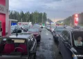 Семичасовая очередь за бензином в грозу закончилась фразой «Зайчики, мы сделали всё, что могли»