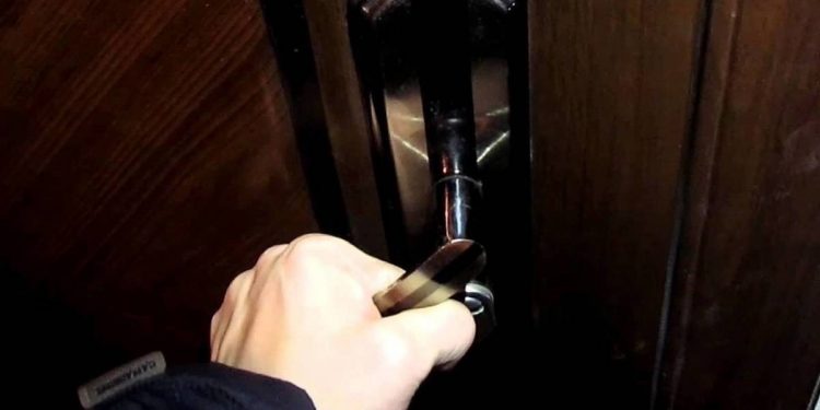 Рязанка рассказала о неизвестном, который дергал ручки дверей в жилом доме
