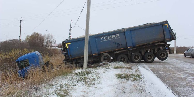 В рязанских Сараях грузовик улетел в кювет