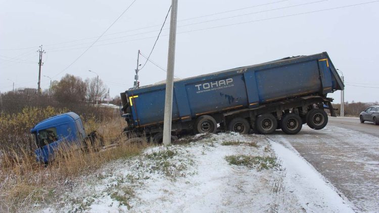 В рязанских Сараях грузовик улетел в кювет