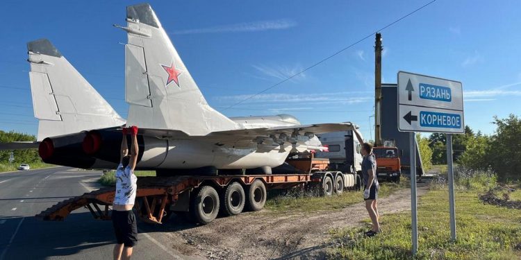 В рязанском Скопине установили отреставрированный самолет МИГ-29