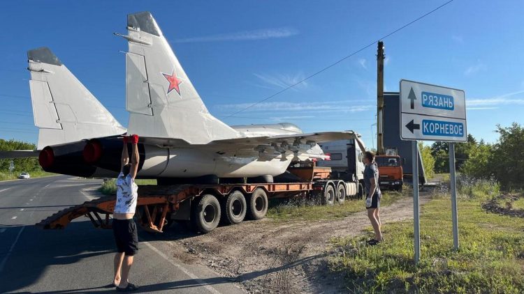 В рязанском Скопине установили отреставрированный самолет МИГ-29