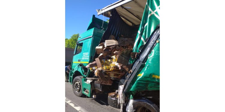 В Рязанском районе фура, загруженная бутылками подсолнечного масла, попала в ДТП