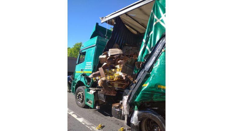 В Рязанском районе фура, загруженная бутылками подсолнечного масла, попала в ДТП