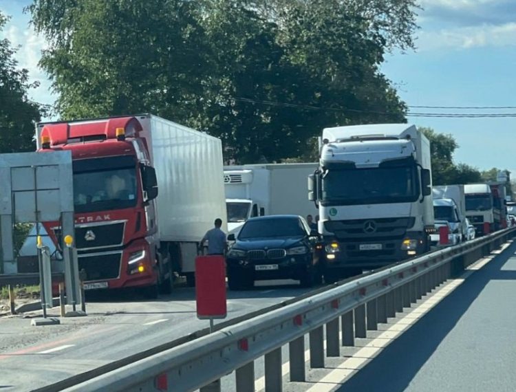 На трассе М5 в сторону Рязани образовался огромный затор