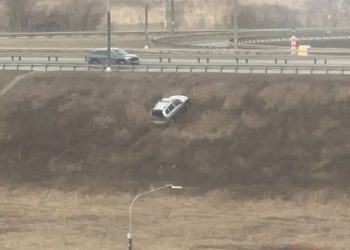 Около рязанского ТЦ «Круиз» засняли «зависший» на холме внедорожник