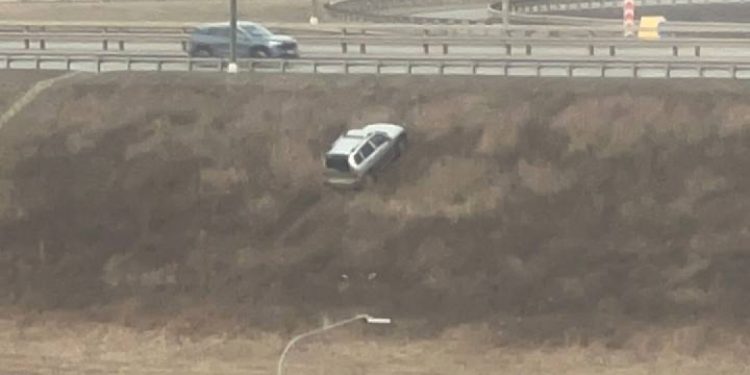 Около рязанского ТЦ «Круиз» засняли «зависший» на холме внедорожник