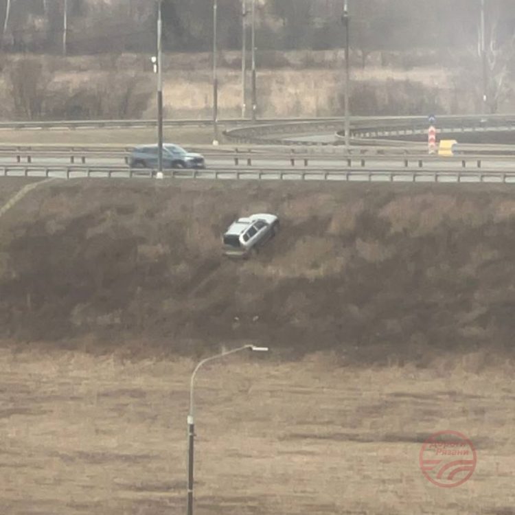 Около рязанского ТЦ "Круиз" засняли "зависший" на холме внедорожник