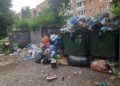 Жители дома на Вокзальной жалуются на горы мусора