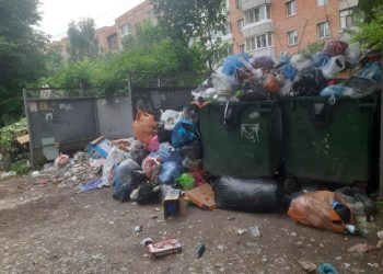 Жители дома на Вокзальной жалуются на горы мусора