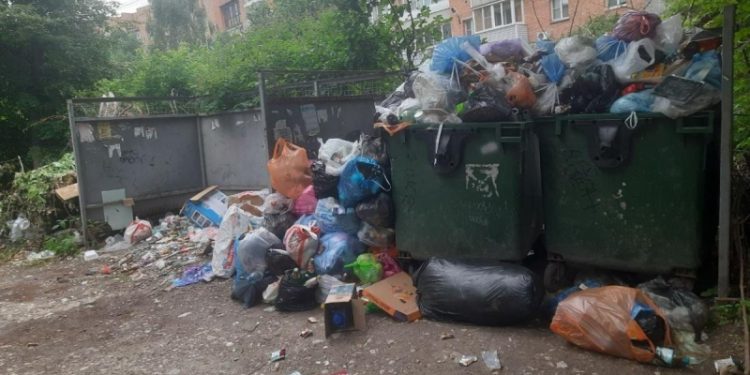Жители дома на Вокзальной жалуются на горы мусора