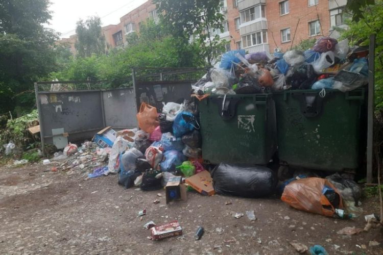 Жители дома на Вокзальной жалуются на горы мусора