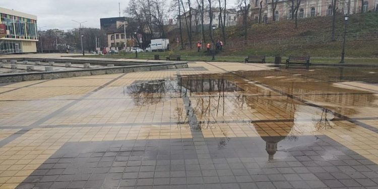 У Рязанского цирка прорвало канализацию