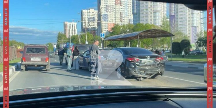 На Московском шоссе столкнулись три автомобиля