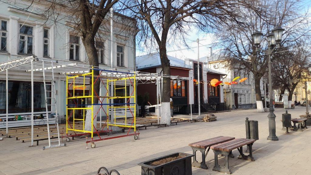 На рязанской улице Почтовой активно собирают летние веранды