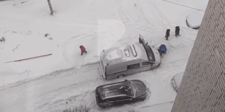 Рязанка засняла машину скорой помощи, которая застряла в снегу