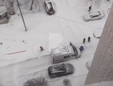 Рязанка засняла машину скорой помощи, которая застряла в снегу