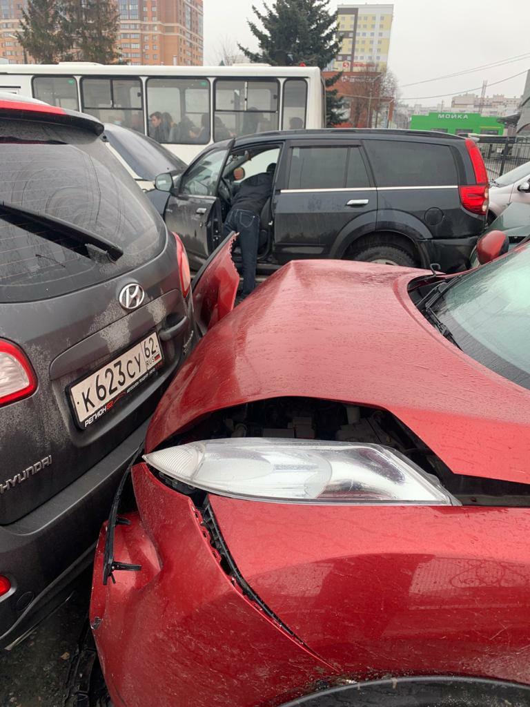 На Московском шоссе водитель КамАЗа устроил ДТП с пятью автомобилями